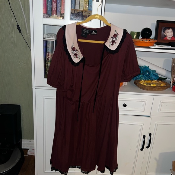 Harry Potter- Hot Topic Plus Size Elegant Burgundy Dress with Embroidered Collar - Picture 1 of 3